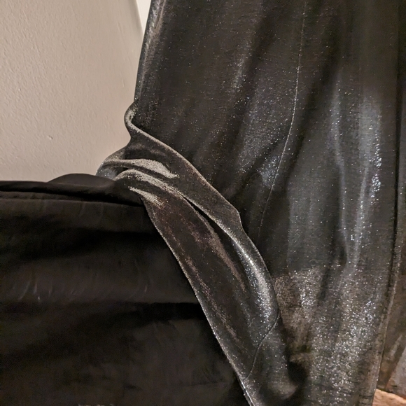 A line sleeveless evening gown - Picture 3 of 6